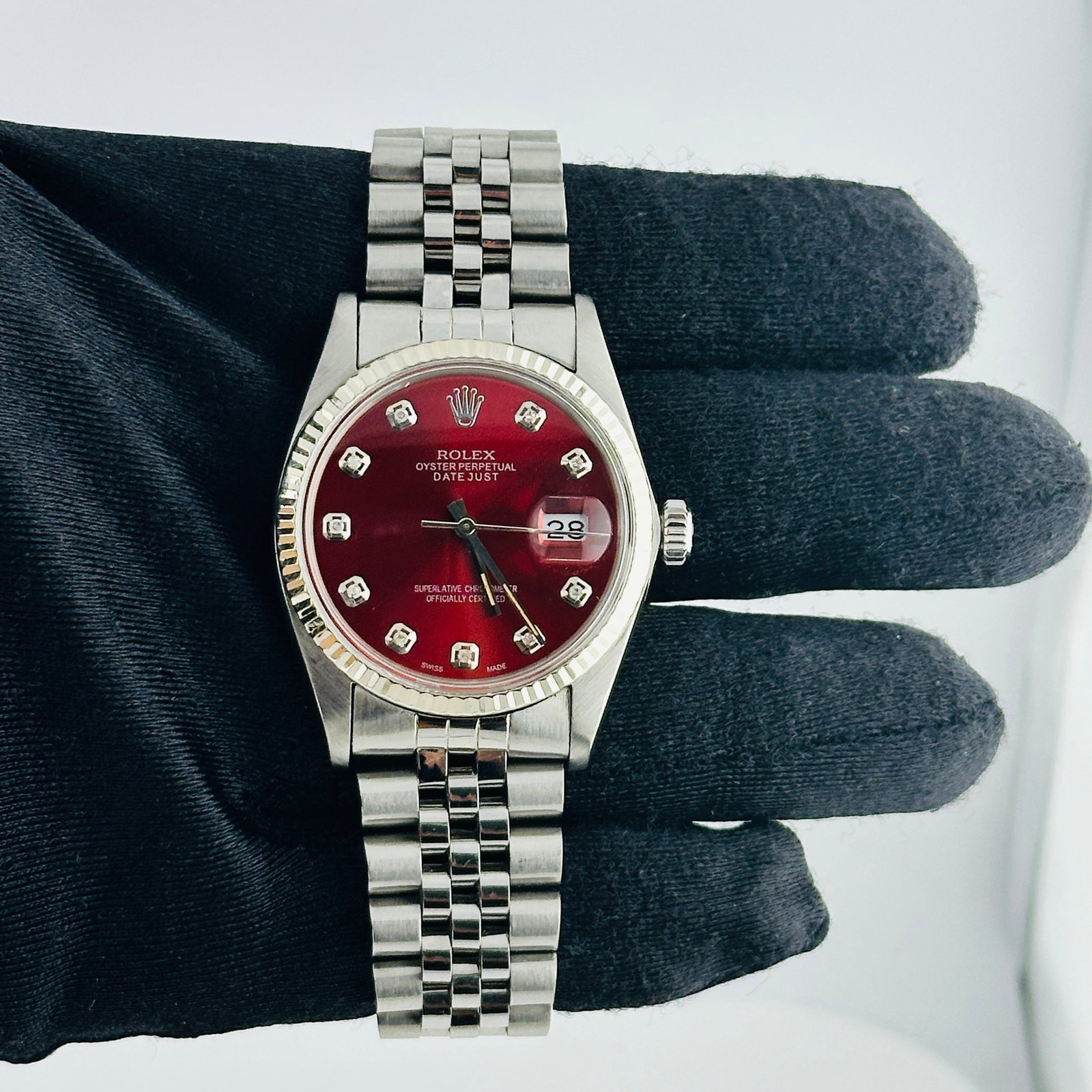 Rolex Datejust 16014 Mens Fluted Bezel D-Link Jubilee: Rolex Datejust 16014 Mens Fluted Bezel D-Link Jubilee This Rolex Datejust features a silver dial, fluted bezel, and a D-Link Jubilee bracelet. It is designed for men and is part of the Datejust series