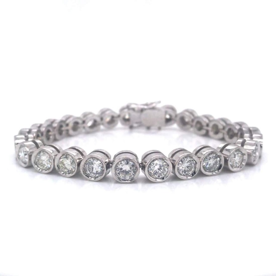 12.50 Ct Diamond Tennis Bracelet 26 Round Diamonds 18K White Gold: 12.50 Ct Diamond Tennis Bracelet 26 Round Diamonds 18K White Gold This stunning 12.50 Ct Diamond Tennis Bracelet features 26 exquisite round diamonds, showcasing F-G color and VS1-VS2 clarity. It is e