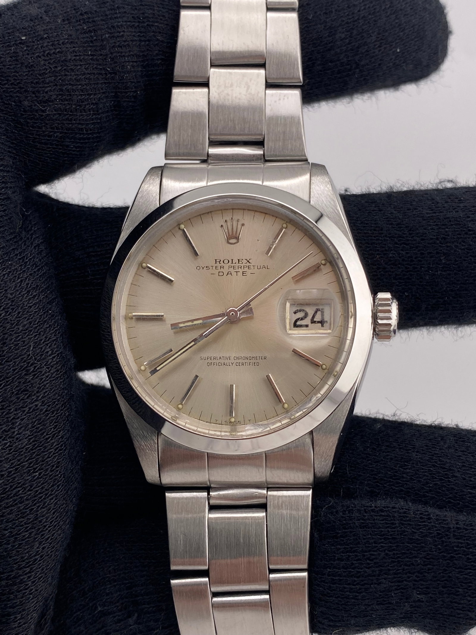 Rolex Date White Stick Dial Oyster Folded Bracelet Ref 1500: Rolex Date White Stick Dial Oyster Folded Bracelet Ref 1500 This Rolex Oyster Perpetual Date watch features a white stick dial, a smooth bezel, and an Oyster folded bracelet. It is designed for unisex