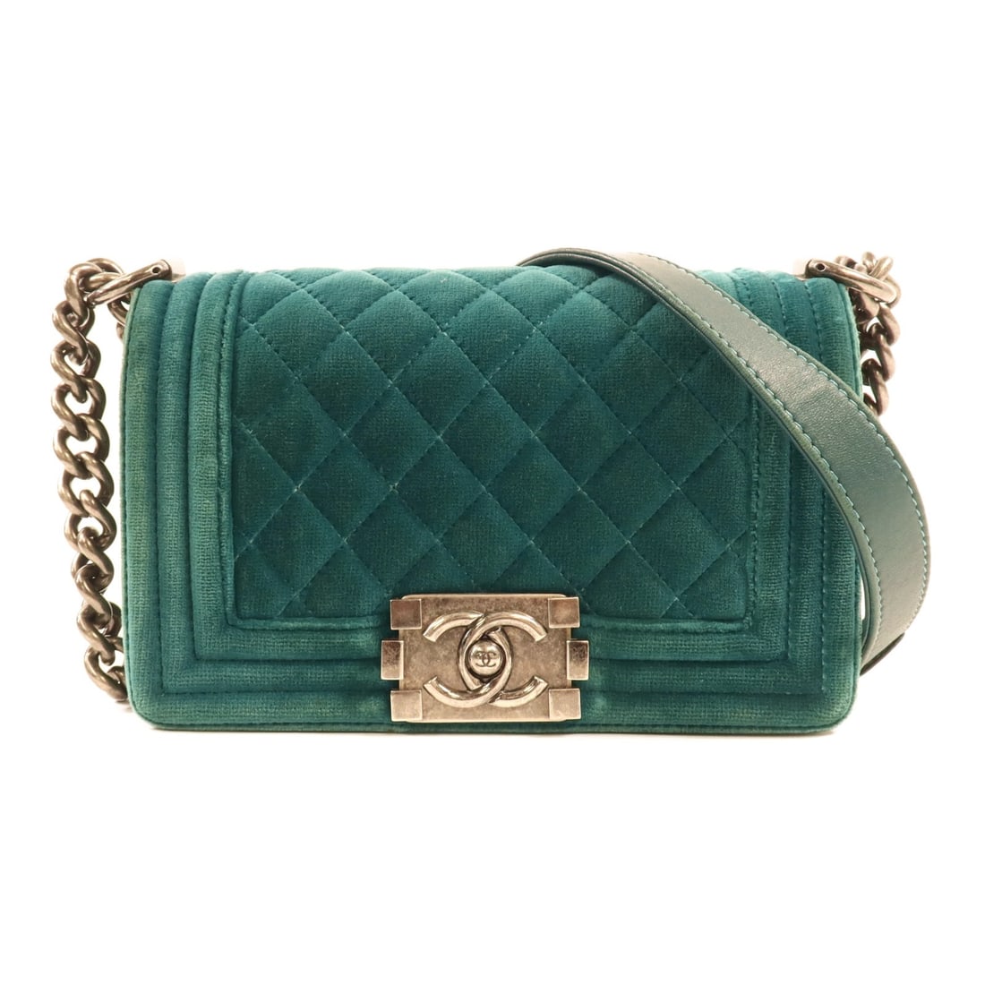CHANEL Boy 20 Green Velvet Shoulder Bag: CHANEL Boy 20 Green Velvet Shoulder Bag This CHANEL Boy 20 shoulder bag features a green velvet exterior and silver hardware, offering a sophisticated look. Designed for women, it has a compact profil