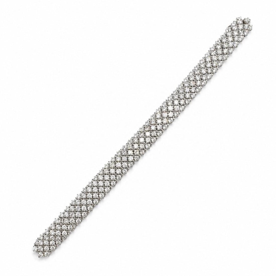 Diamond Bracelet 18K White Gold 15.50 Ct 195 Stones 7.25 Inches: Diamond Bracelet 18K White Gold 15.50 Ct 195 Stones 7.25 Inches This elegant bracelet is crafted from 18K white gold and features 195 diamonds with a total weight of approximately 15.50 carats. The di