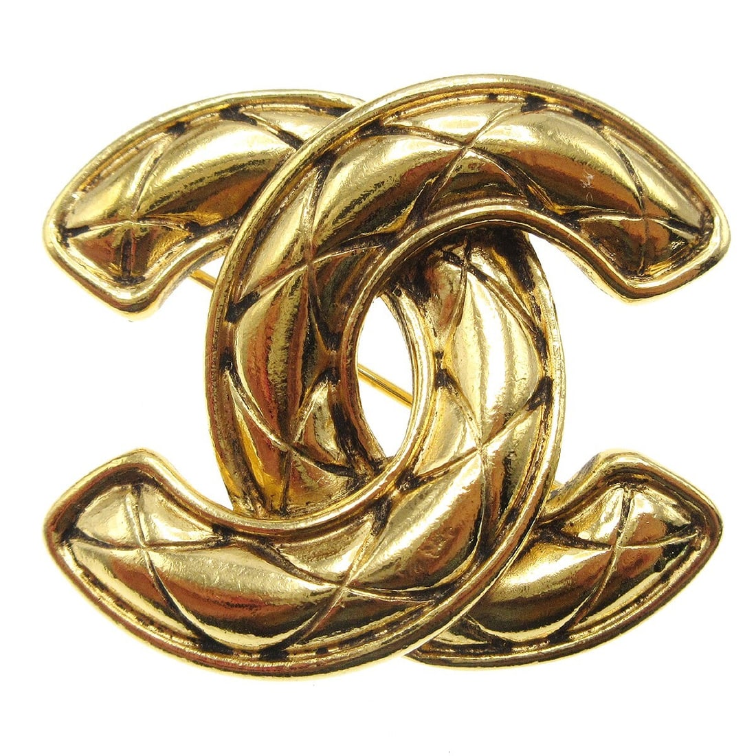 Chanel Gold Quilted CC Logo Brooch Pin 1153: Chanel Gold Quilted CC Logo Brooch Pin 1153 This exquisite Chanel Quilted CC Brooch Pin features a stunning gold-plated finish, making it a perfect accessory for any outfit. The brooch showcases the i