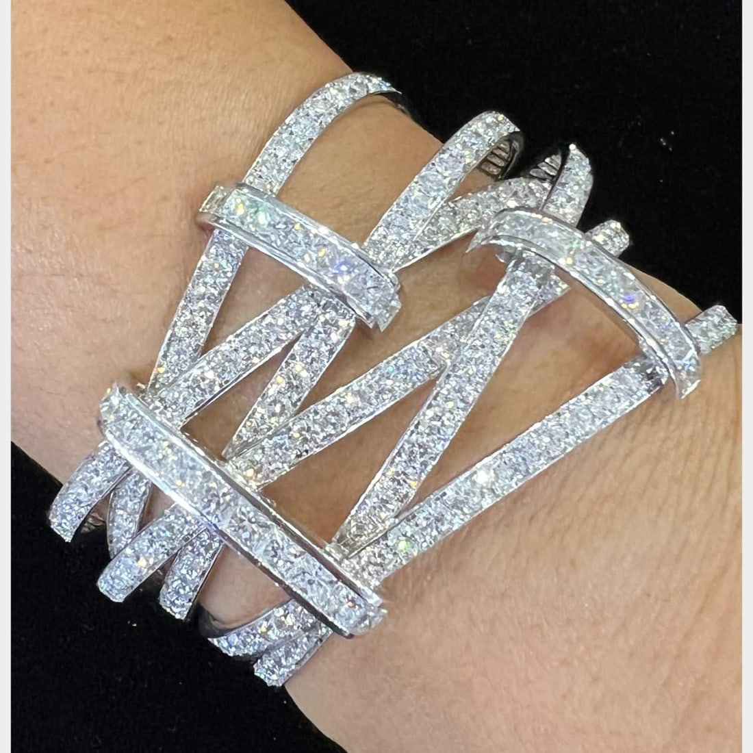 Stunning 18K White Gold Diamond Bangle Bracelet 36.00 Ct: Stunning 18K White Gold Diamond Bangle Bracelet 36.00 Ct This exquisite 18K White Gold bangle bracelet showcases a stunning array of 366 diamonds, with a total diamond weight of approximately 36.00 ct