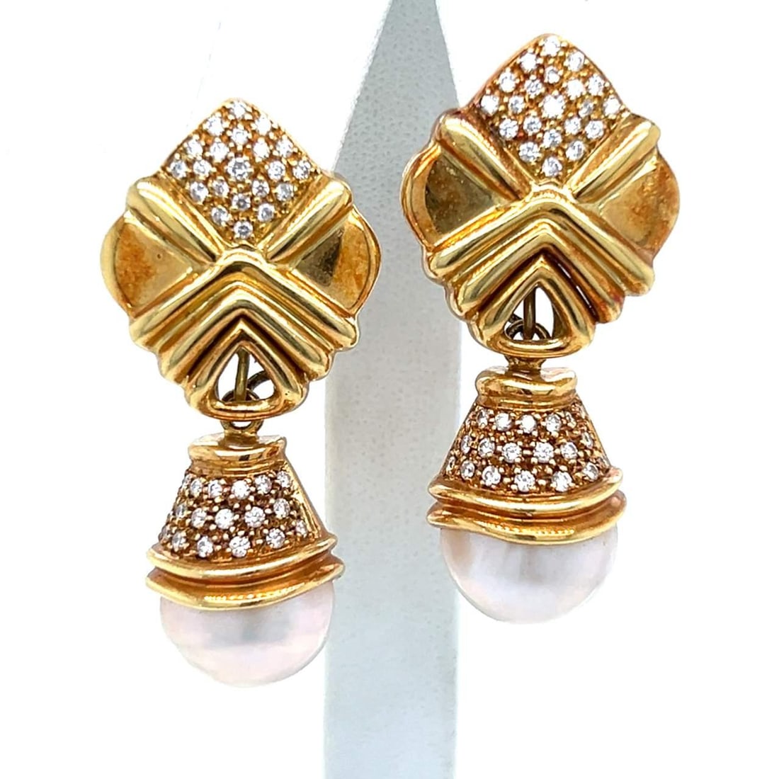 Elegant 18K Yellow Gold Diamond Pearl Earrings 1.20 Ct 13mm: Elegant 18K Yellow Gold Diamond Pearl Earrings 1.20 Ct 13mm Experience elegance with these stunning 18K Yellow Gold Diamond and Cultured Pearl Earrings. Crafted from luxurious 18K yellow gold, these e