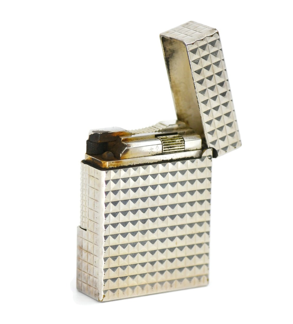 S.T. Dupont France Pocket Lighter 47X34X14MM: S.T. Dupont France Pocket Lighter 47X34X14MM This S.T. Dupont lighter is a pre-owned item crafted in France. Renowned for its quality and craftsmanship, it features a compact design. Specifications Br