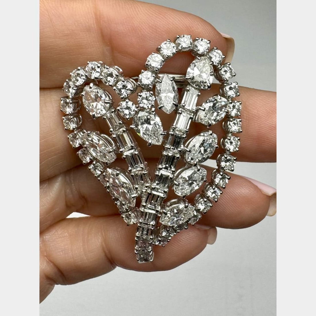 Art Deco Platinum Heart Brooch 14.50 Ct Diamonds F-H VVS-VS: Art Deco Platinum Heart Brooch 14.50 Ct Diamonds F-H VVS-VS This stunning Art Deco heart brooch is crafted in platinum and adorned with a total of 14.50 carats of diamonds. The piece features 10 diamo