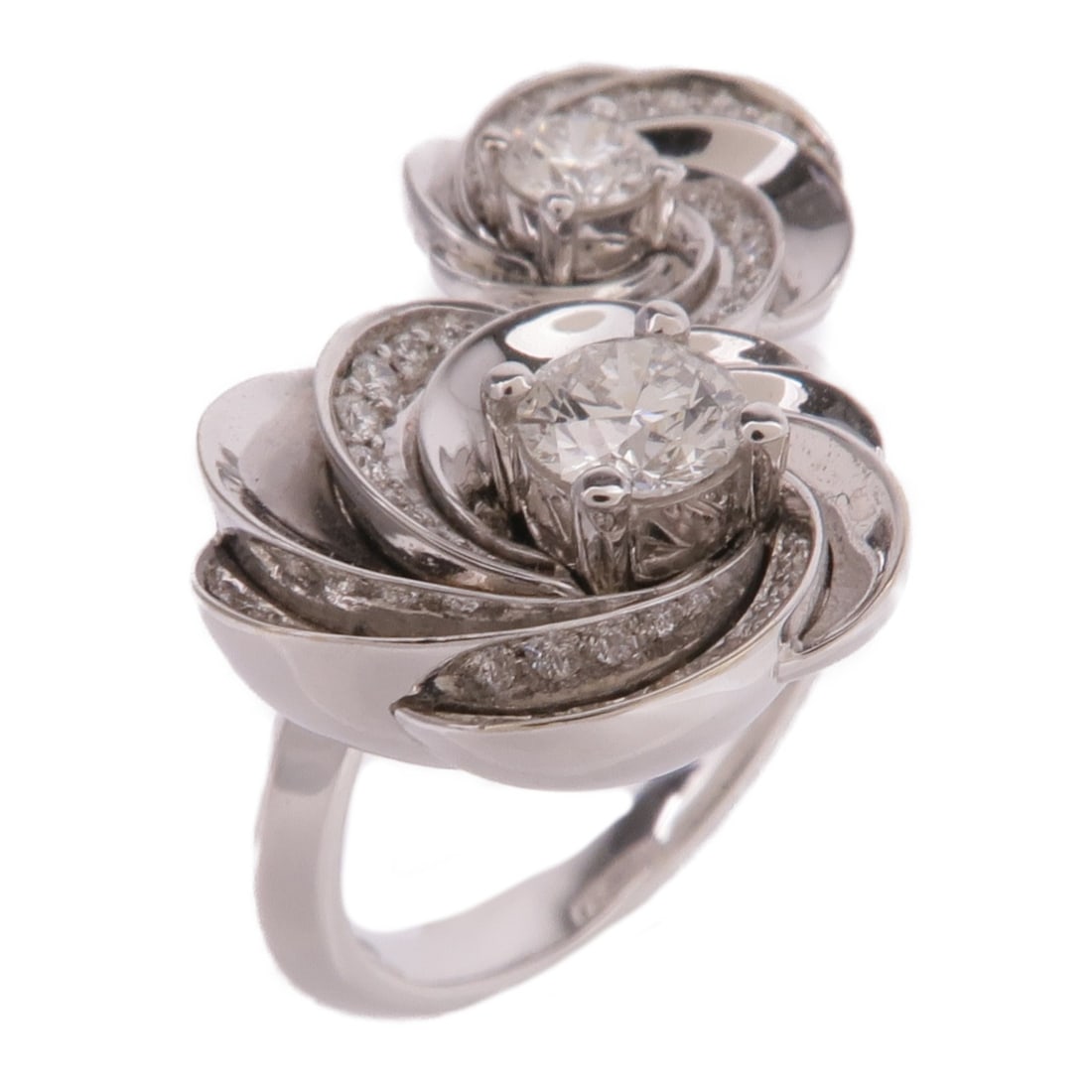 18K White Gold Diamond Ring Size 4.75: 18K White Gold Diamond Ring Size 4.75 This De Beers ring features a clear diamond set in 18K white gold. The ring is designed in a regular style and is sized at US 4.75. It is in very good condition, 