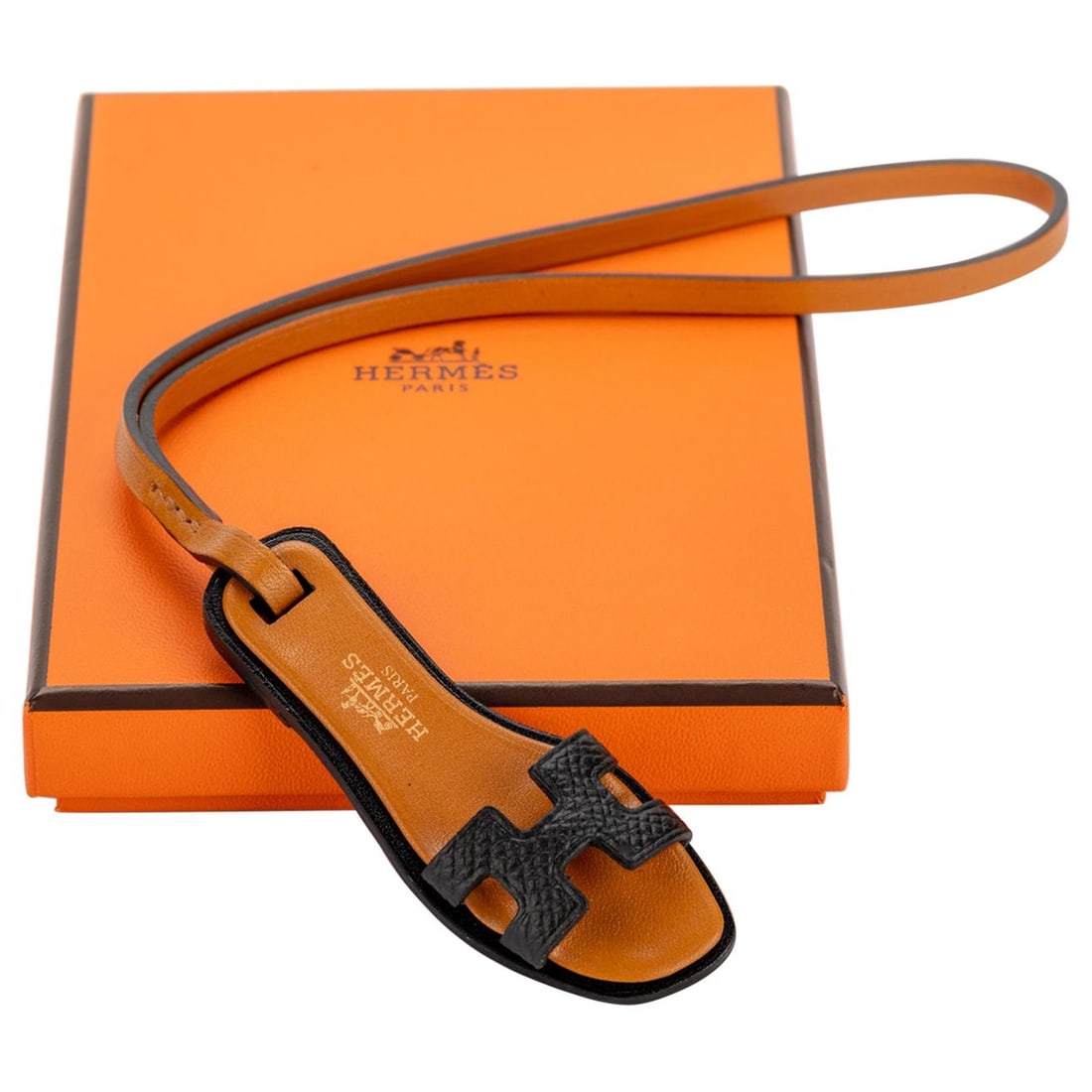 Hermes Rare Oran Bag Charm Black Gold Leather New Boxed: Hermes Rare Oran Bag Charm Black Gold Leather New Boxed This exquisite Hermes Oran Bag Charm is a rare collectible piece, featuring a stunning combination of gold and black leather. Designed to enhanc