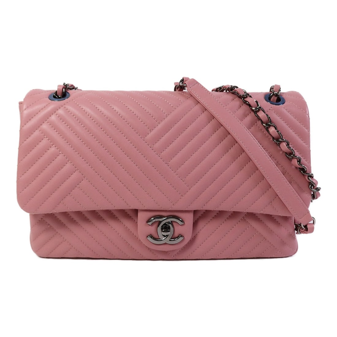 CHANEL Pink Calfskin CC Chain Shoulder Bag: CHANEL Pink Calfskin CC Chain Shoulder Bag This CHANEL shoulder bag is crafted from pink calfskin leather, offering a sophisticated and stylish accessory. Designed for women, the bag features a chain 