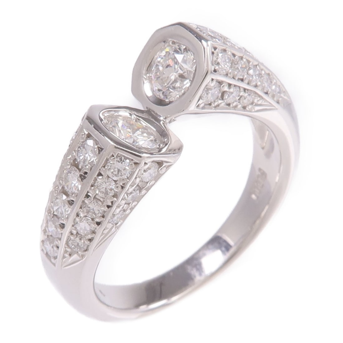 Diamond Ring in PT900 Platinum Size 5.75: Diamond Ring in PT900 Platinum Size 5.75 This women's ring features a clear diamond set in PT900 platinum. Designed in a regular size US 5.75, it combines elegance with the durability of platinum. The