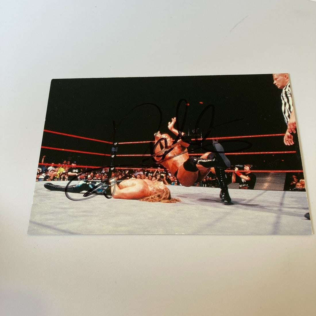 Dwayne The Rock Johnson Signed 1999 WWF Card Beckett Authenticated: Dwayne The Rock Johnson Signed 1999 WWF Card Beckett Authenticated This authentic Dwayne "The Rock" Johnson signed WWF wrestling card is a remarkable collector's item. Dated from 1999, this vintage ju