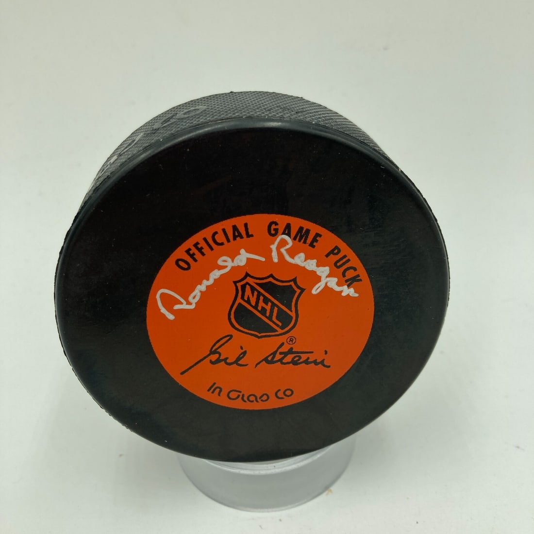 Ronald Reagan Signed Stanley Cup Puck PSA DNA Authentic: Ronald Reagan Signed Stanley Cup Puck PSA DNA Authentic This original Stanley Cup hockey puck features the signature of President Ronald Reagan, making it a unique piece of sports memorabilia. The aut
