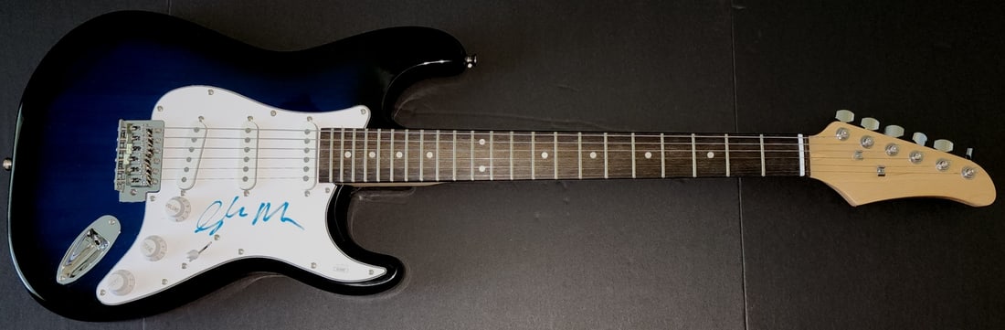 Glen Matlock Signed Electric Guitar Sex Pistols Authenticated JSA: Glen Matlock Signed Electric Guitar Sex Pistols Authenticated JSA This authentic electric guitar features the signature of Glen Matlock, the renowned bassist of the Sex Pistols. It has been pre-owned 