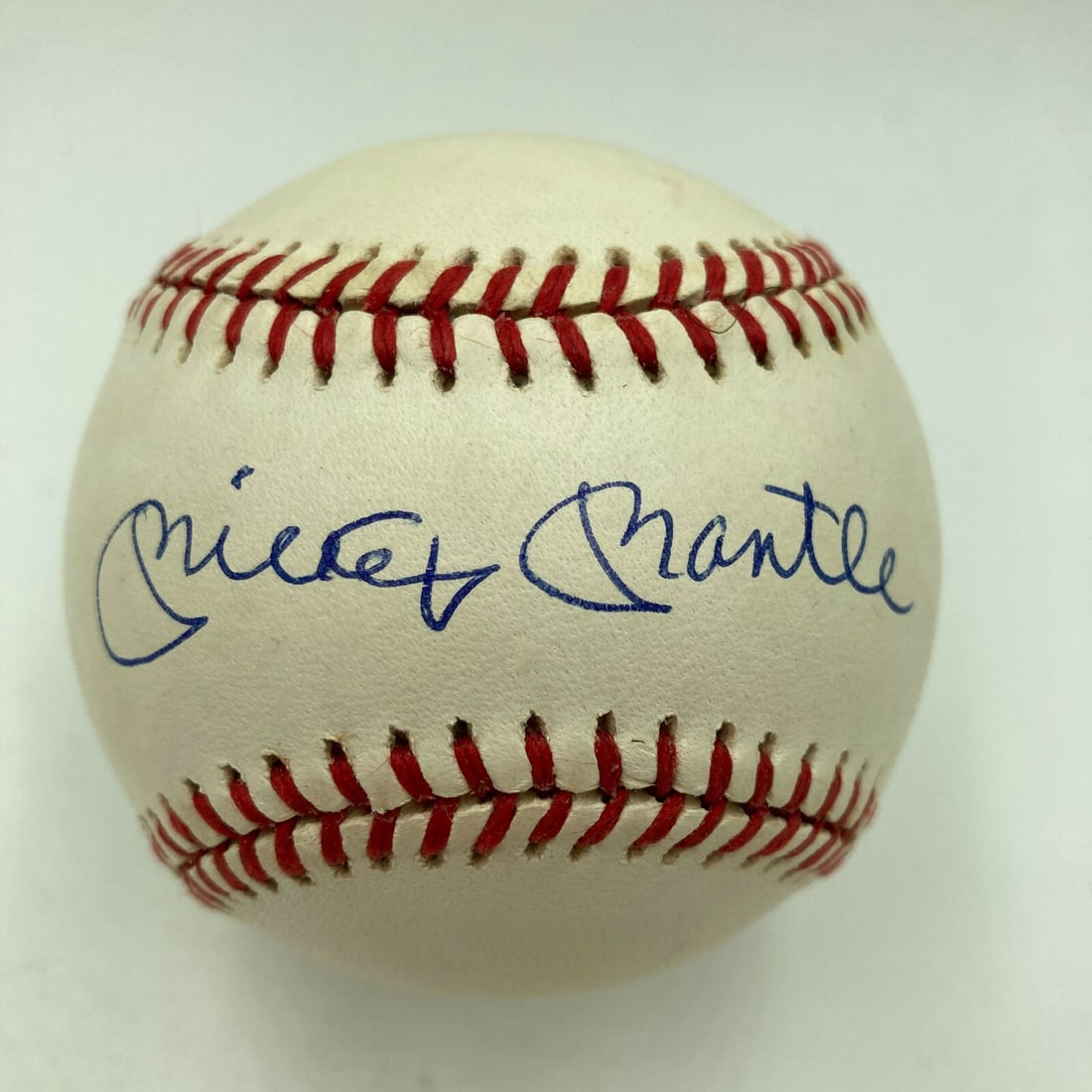 Mickey Mantle Signed Baseball PSA DNA COA MINT 9 Yankees: Mickey Mantle Signed Baseball PSA DNA COA MINT 9 Yankees This is a beautiful official American League baseball signed by the legendary Mickey Mantle. The autograph has been authenticated by Profession