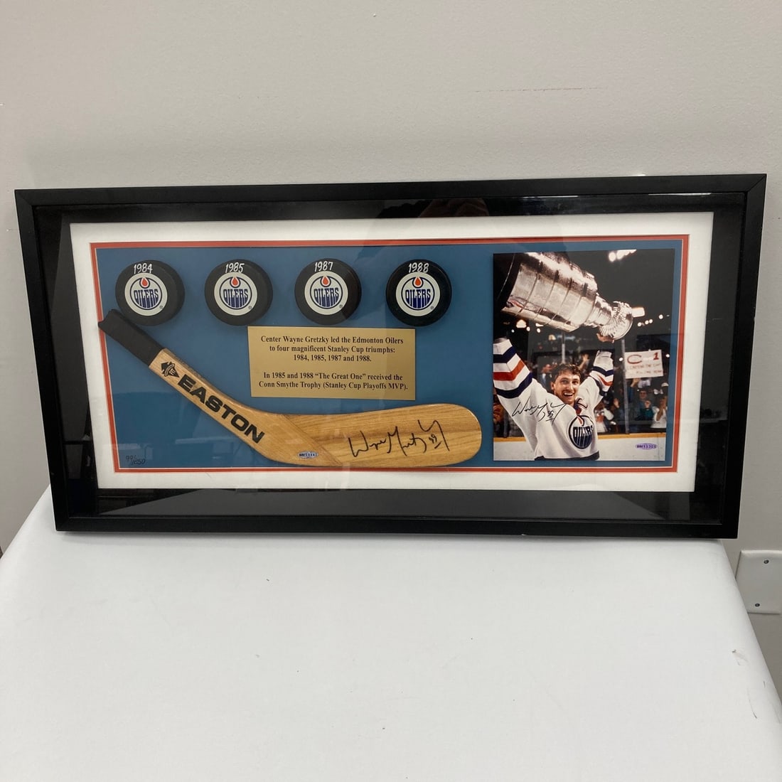 Wayne Gretzky signed Easton stick photo puck display Upper Deck COA: Wayne Gretzky signed Easton stick photo puck display Upper Deck COA This limited edition display celebrates Wayne Gretzky's achievements with the Edmonton Oilers. It features an Easton hockey stick bl