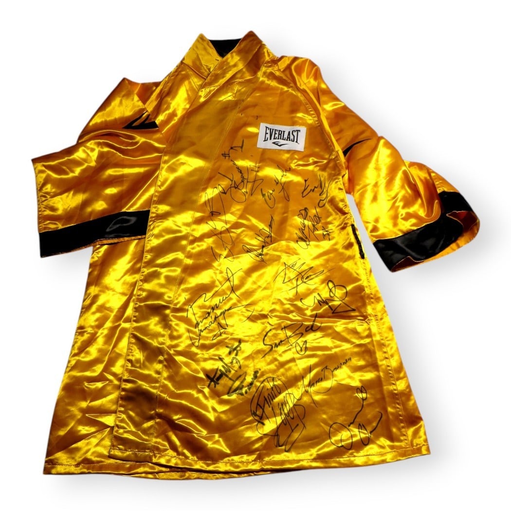 Boxing Greats Autographed Robe with 14 Signatures Beckett Authenticated: Boxing Greats Autographed Robe with 14 Signatures Beckett Authenticated This remarkable boxing robe features 14 signatures from some of the greatest names in the sport, making it a must-have for any b