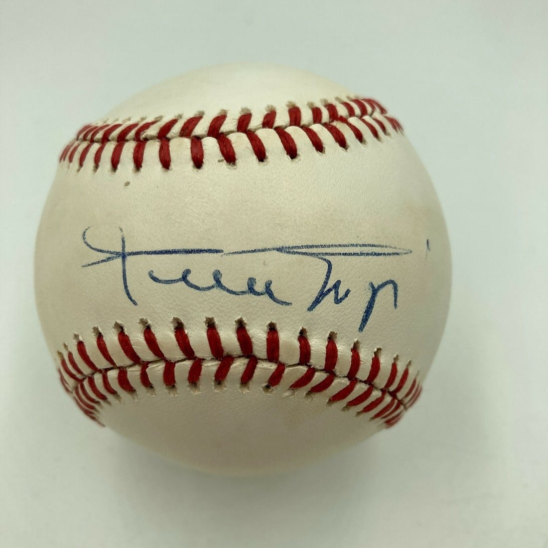 Willie Mays Signed National League Baseball PSA DNA Sticker: Willie Mays Signed National League Baseball PSA DNA Sticker This is an Official National League baseball signed by the legendary Willie Mays, complete with a PSA DNA sticker for authentication. The ba