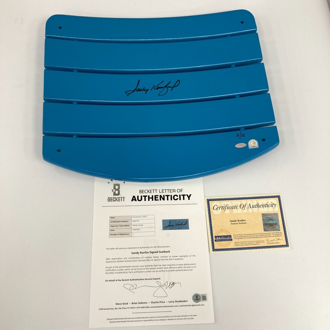 Sandy Koufax Signed Seatback 31/32 RARE Beckett Steiner COA: Sandy Koufax Signed Seatback 31/32 RARE Beckett Steiner COA This exceptional light blue seatback features the bold signature of Dodgers legend Sandy Koufax. It is numbered 31/32, making it a rare coll