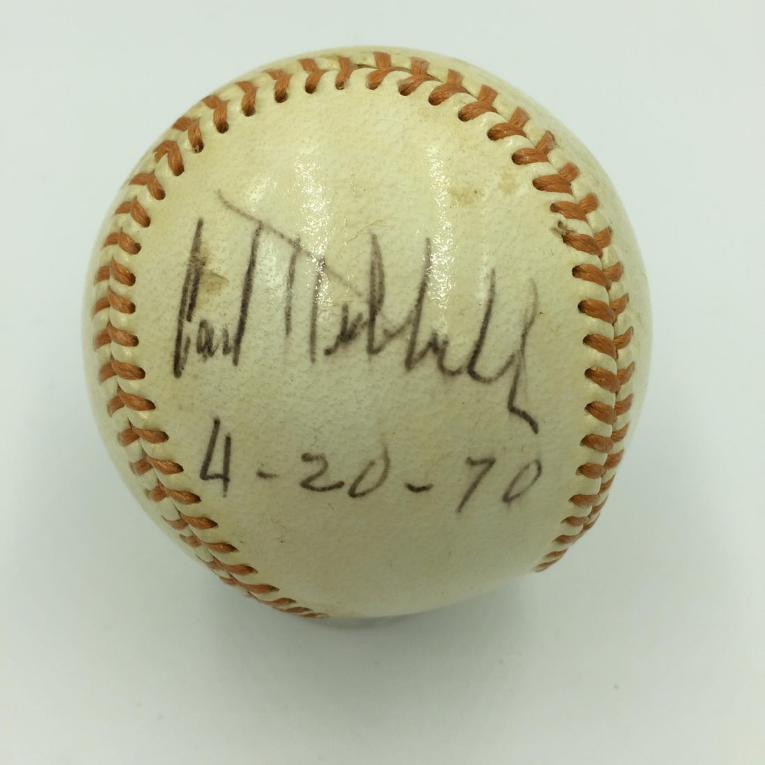 1970 Carl Hubbell Single Signed Baseball JSA Authenticated: 1970 Carl Hubbell Single Signed Baseball JSA Authenticated This vintage baseball features a single signature from the legendary Carl Hubbell, known for his remarkable contributions to Major League Bas