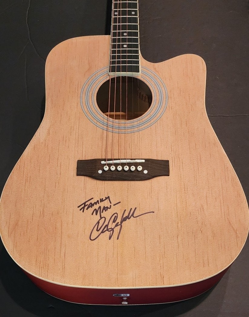Craig Campbell Signed Acoustic Guitar Inscribed Family Man Beckett Authenticated: Craig Campbell Signed Acoustic Guitar Inscribed Family Man Beckett Authenticated This is a pre-owned acoustic guitar autographed by Craig Campbell, featuring the inscription "Family Man." The