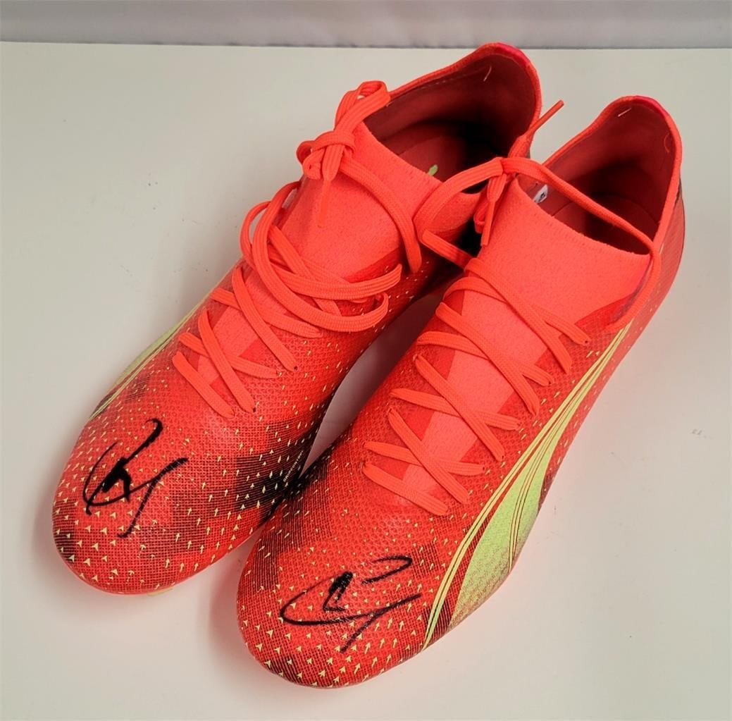 Christian Pulisic Signed Orange Puma Cleats 9.5 Beckett BAS Authentic: Christian Pulisic Signed Orange Puma Cleats 9.5 Beckett BAS Authentic Enhance your soccer memorabilia collection with these authentic orange Puma cleats, size 9.5, personally signed by the renowned pl