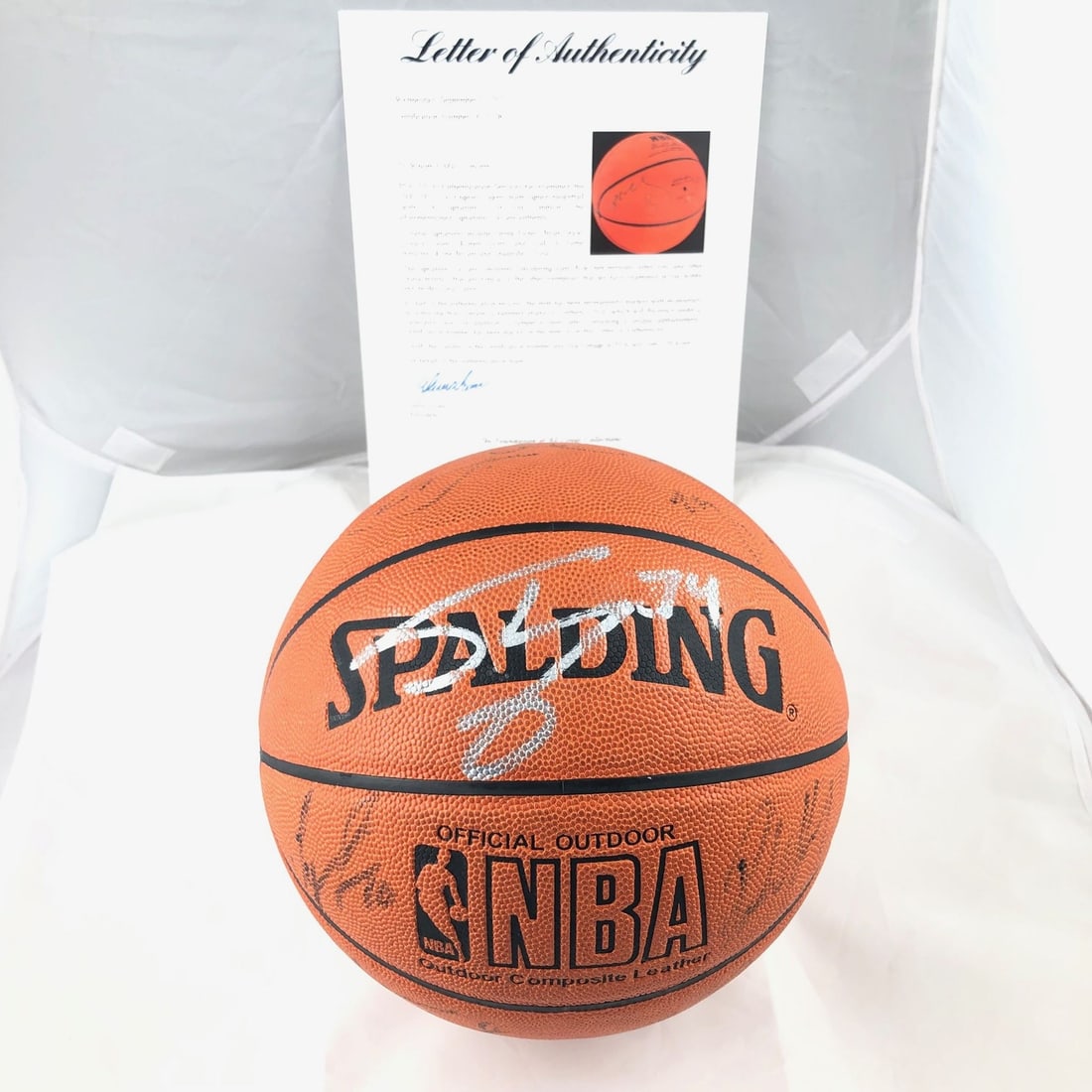 Spalding Lakers 14-Signature Basketball PSA DNA Kobe Bryant: Spalding Lakers 14-Signature Basketball PSA DNA Kobe Bryant This Spalding basketball features the signatures of 14 members of the 2000-2001 Los Angeles Lakers team, including Kobe Bryant. It is an ori