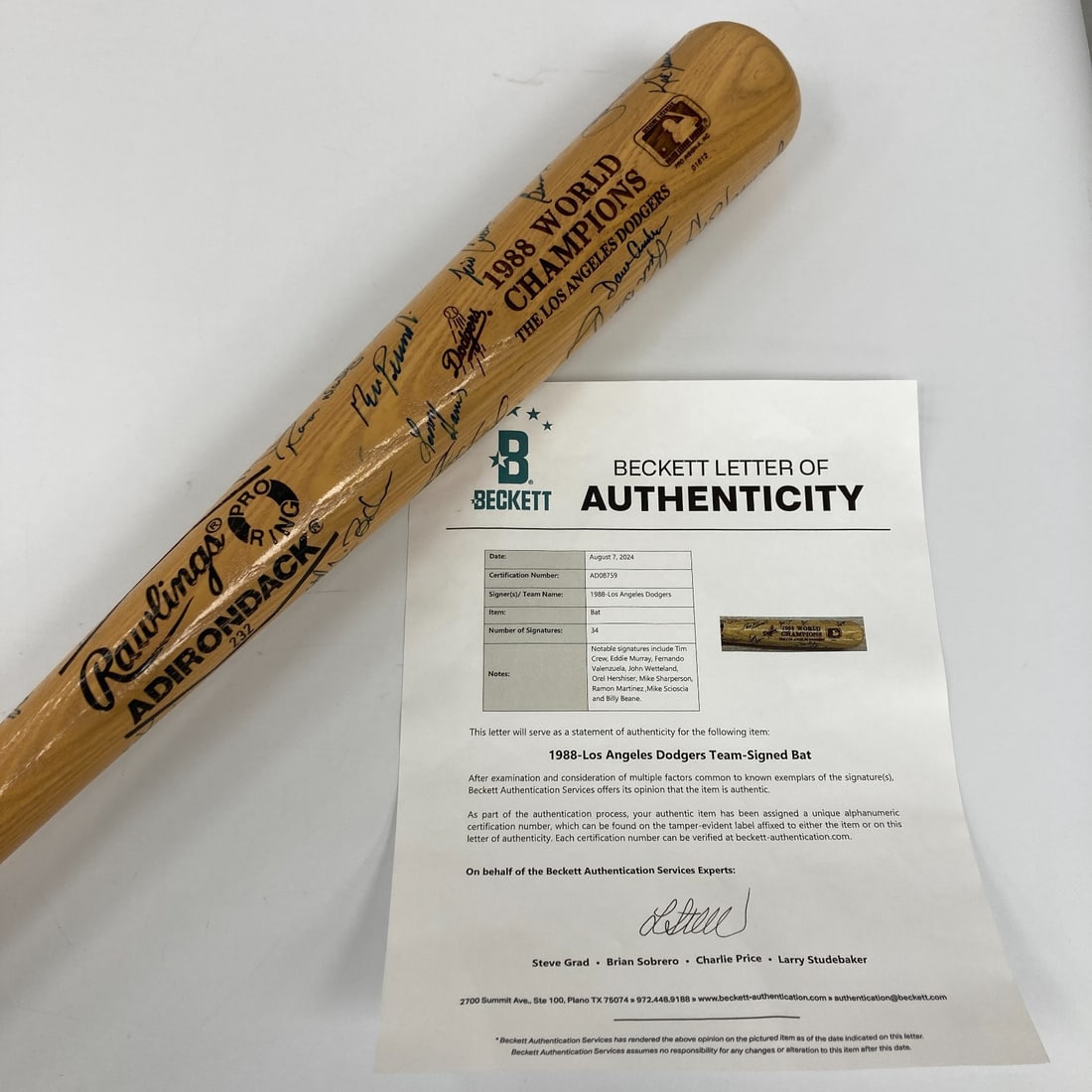 Team Autographed 1988 Dodgers World Series Bat with Beckett COA: Team Autographed 1988 Dodgers World Series Bat with Beckett COA This is an original baseball bat signed by the 1988 Los Angeles Dodgers World Series Champions team. The bat features 34 signatures from