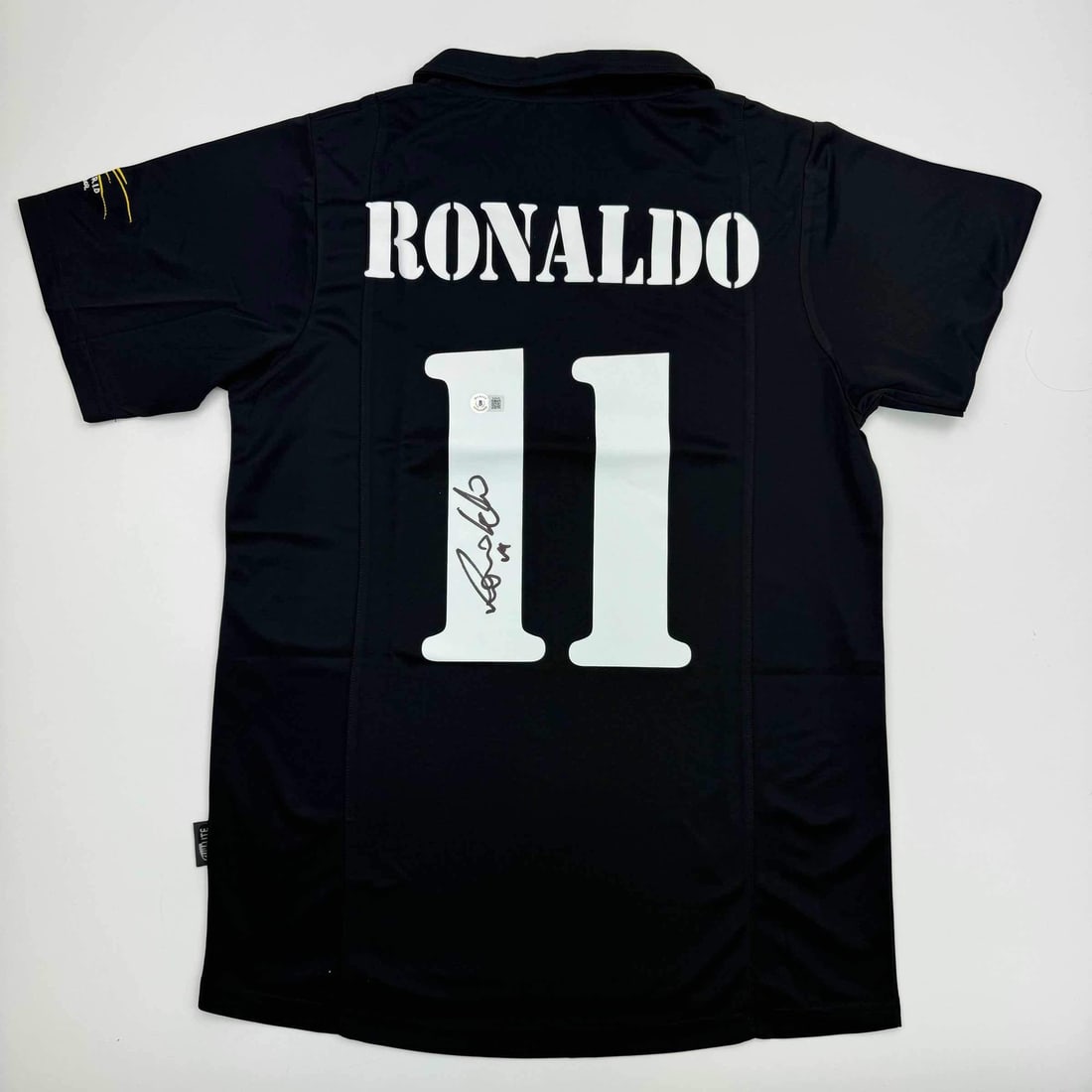 Ronaldo Nazario Autographed Real Madrid Black Jersey Beckett COA: Ronaldo Nazario Autographed Real Madrid Black Jersey Beckett COA Celebrate the legacy of Ronaldo Nazario with this authentic autographed Real Madrid black soccer jersey. This custom jersey features th