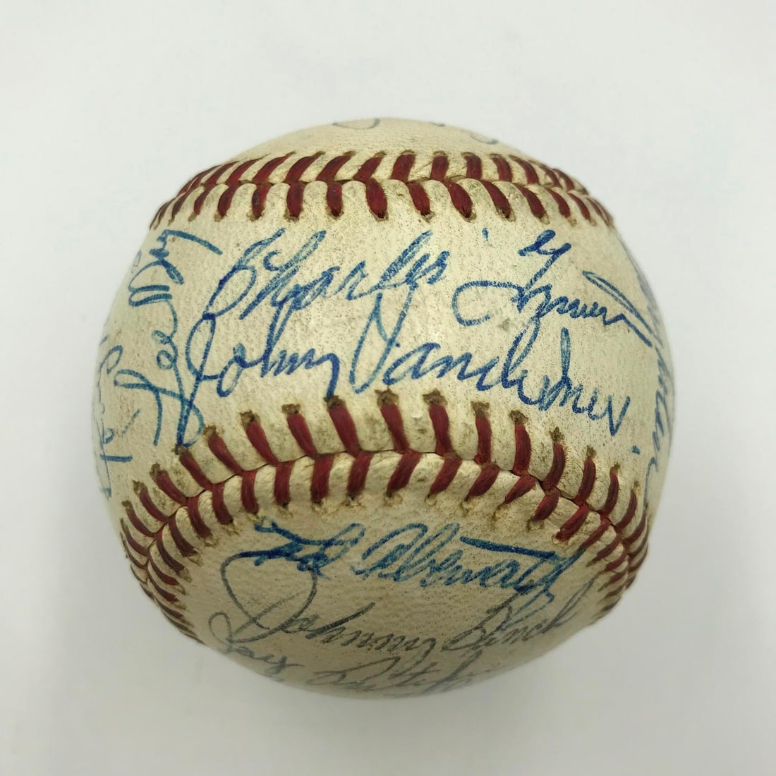 1968 Cincinnati Reds Team Signed Baseball with Johnny Bench Rookie JSA COA: 1968 Cincinnati Reds Team Signed Baseball with Johnny Bench Rookie JSA COA Celebrate the legacy of the 1968 Cincinnati Reds with this remarkable team-signed baseball featuring 29 strong signatures. Am