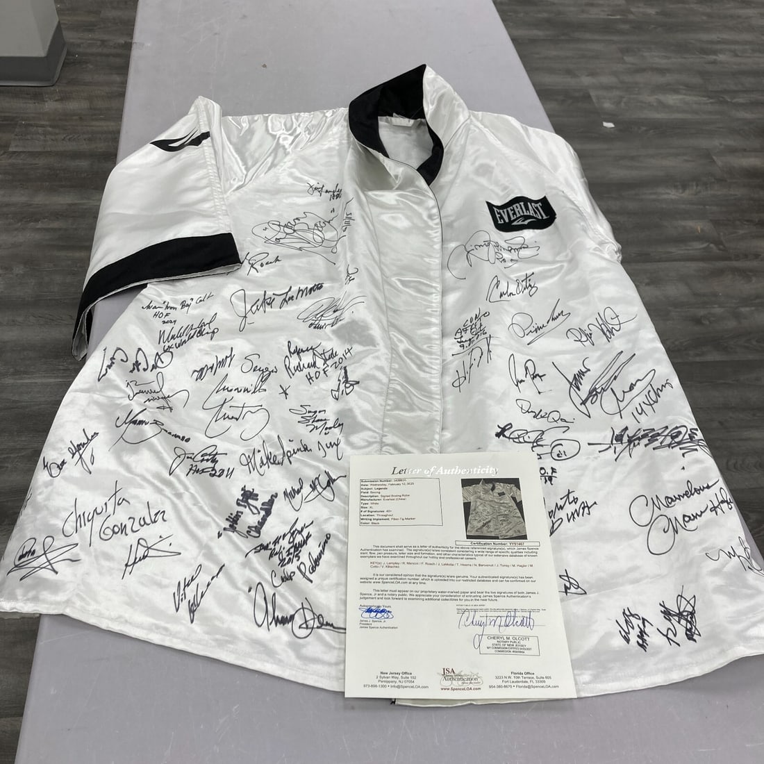 Everlast Boxing Robe Signed by 40+ Legends JSA COA: Everlast Boxing Robe Signed by 40+ Legends JSA COA This authentic Everlast boxing robe is a remarkable collector's item, featuring over 40 signatures from legendary figures in the sport of boxing. Cer