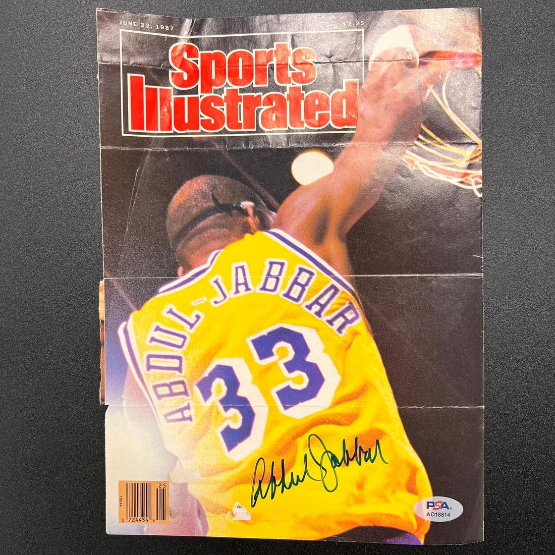 Kareem Abdul-Jabbar Signed Sports Illustrated Magazine PSA/DNA Lakers Collectible: Kareem Abdul-Jabbar Signed Sports Illustrated Magazine PSA/DNA Lakers Collectible This is an original signed Sports Illustrated magazine featuring the legendary Kareem Abdul-Jabbar, a prominent figure