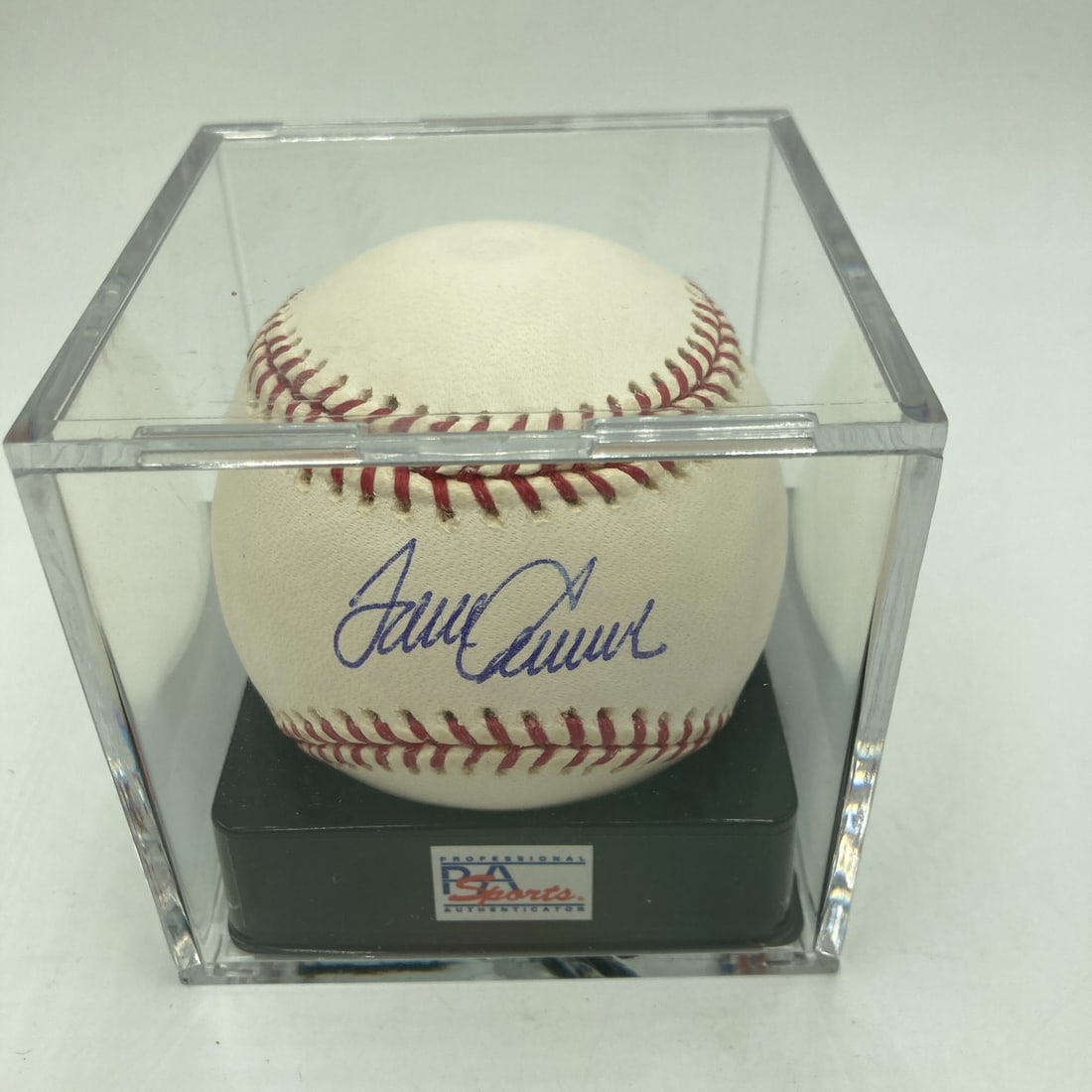 Tom Seaver Signed Baseball PSA DNA Graded 10 GEM MINT: Tom Seaver Signed Baseball PSA DNA Graded 10 GEM MINT This is a Tom Seaver signed Major League Baseball that has been graded 10 GEM MINT by PSA DNA, ensuring its top condition and authenticity. The ba
