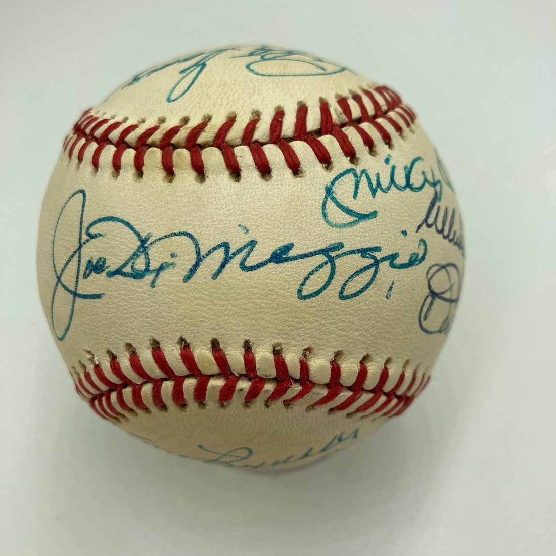 Mickey Mantle Joe DiMaggio Signed Yankees Baseball JSA COA: Mickey Mantle Joe DiMaggio Signed Yankees Baseball JSA COA Celebrate the legacy of the New York Yankees with this remarkable team-signed baseball featuring the autographs of 17 legendary players, incl