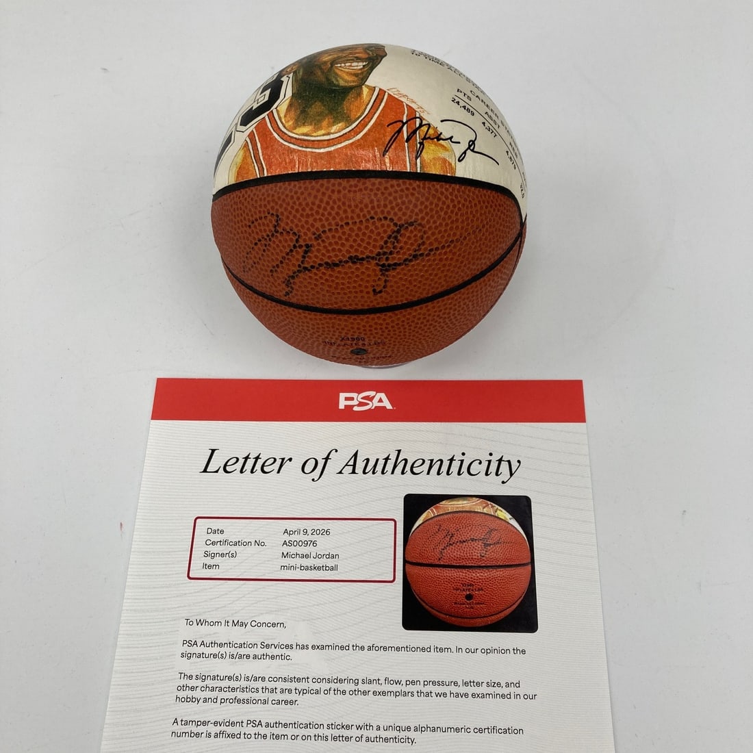 PSA DNA COA Michael Jordan painted mini basketball signed: PSA DNA COA Michael Jordan painted mini basketball signed This Wilson mini-basketball commemorates Michael Jordan and the 1995-96 Chicago Bulls' legendary season. The ball features a painted panel wit