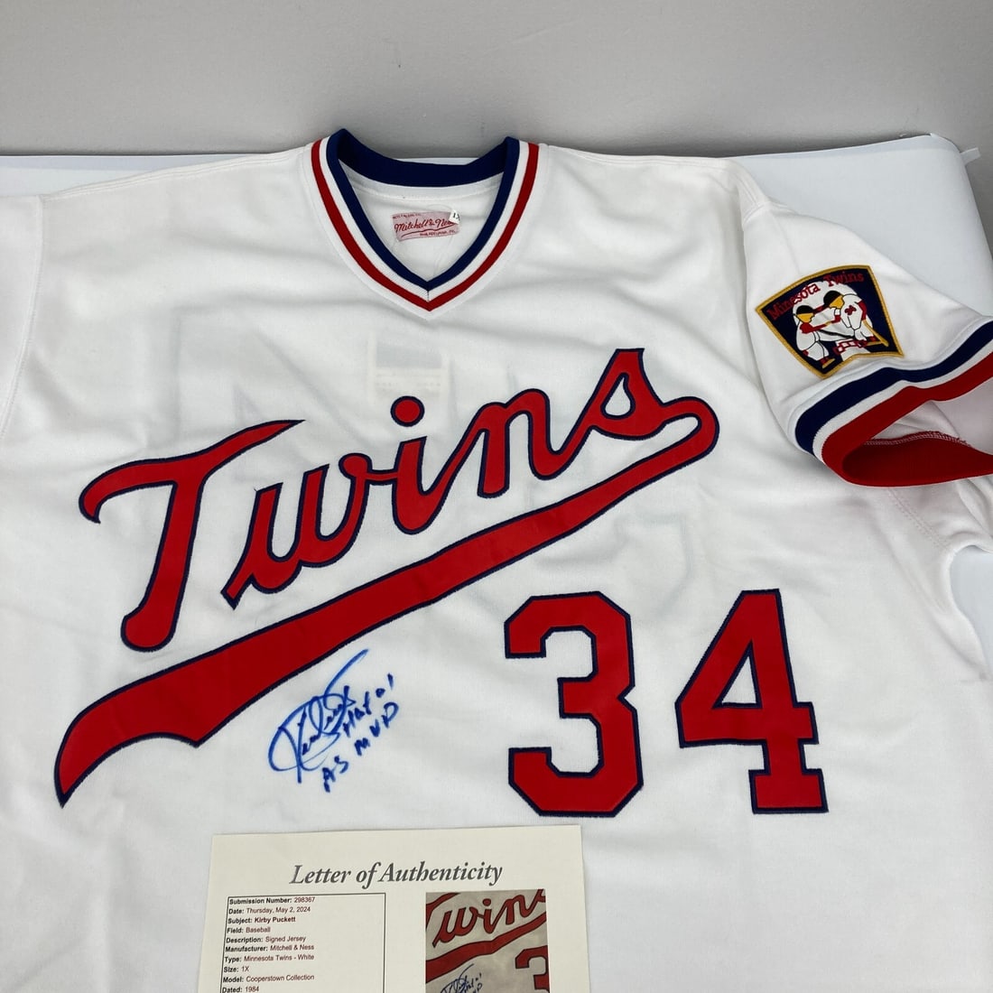 Kirby Puckett Signed 1984 Twins Jersey HOF 2001 JSA COA: Kirby Puckett Signed 1984 Twins Jersey HOF 2001 JSA COA This is a pre-owned Mitchell & Ness 1XL Minnesota Twins jersey featuring the legendary Kirby Puckett. The jersey is styled after the 1984 design