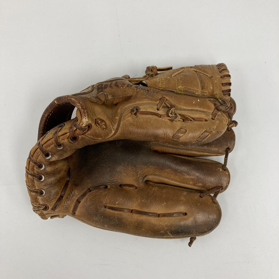 Frank Bolling 1966 Game Used Spalding Baseball Glove Signed JSA COA: Frank Bolling 1966 Game Used Spalding Baseball Glove Signed JSA COA This is a vintage 1966 game-used Spalding baseball glove, autographed by Frank Bolling, a notable player of the era. The glove, show