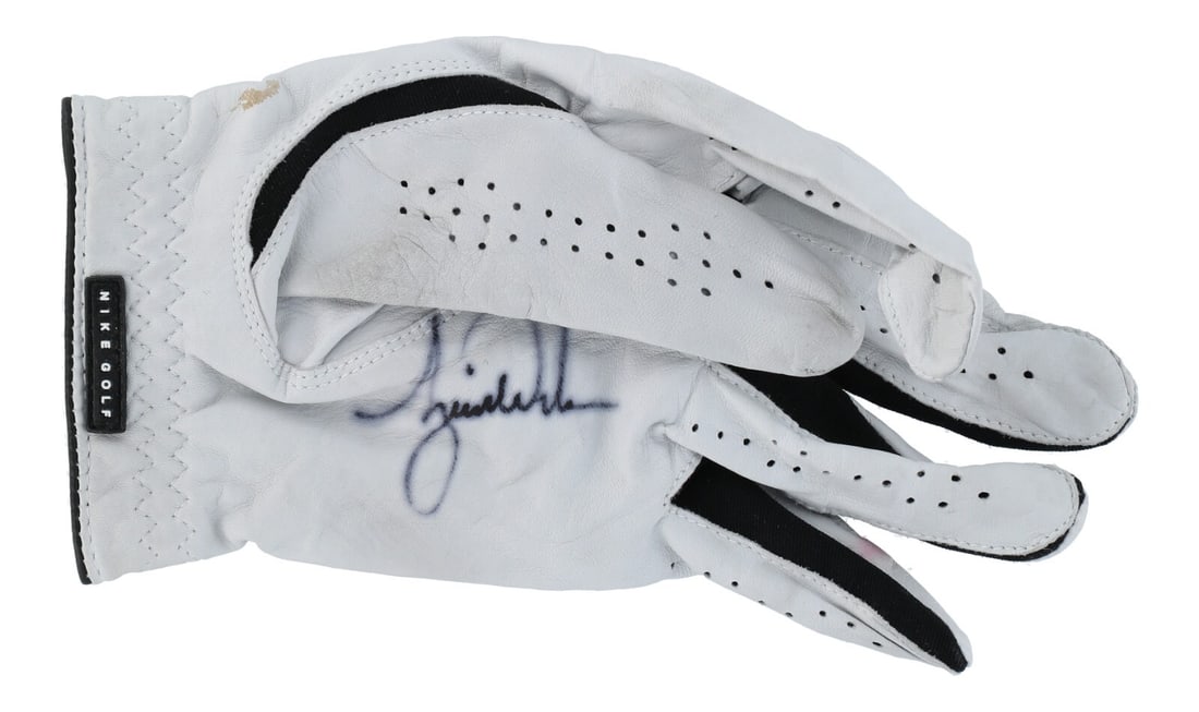 Tiger Woods Signed Match Worn Nike Golf Glove MEARS Beckett COA: Tiger Woods Signed Match Worn Nike Golf Glove MEARS Beckett COA Experience a piece of golfing history with this match-worn and signed Nike golf glove from the legendary Tiger Woods. This authentic glo