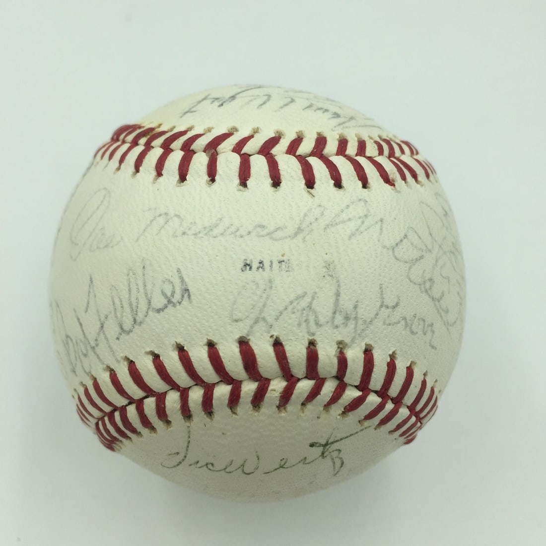 1950s Baseball Signed Ball 29 Sigs Joe Dimaggio Lefty Grove JSA COA: 1950s Baseball Signed Ball 29 Sigs Joe Dimaggio Lefty Grove JSA COA This remarkable 1950's Hall Of Fame Signed Baseball features an impressive collection of 29 signatures from legendary players, inclu