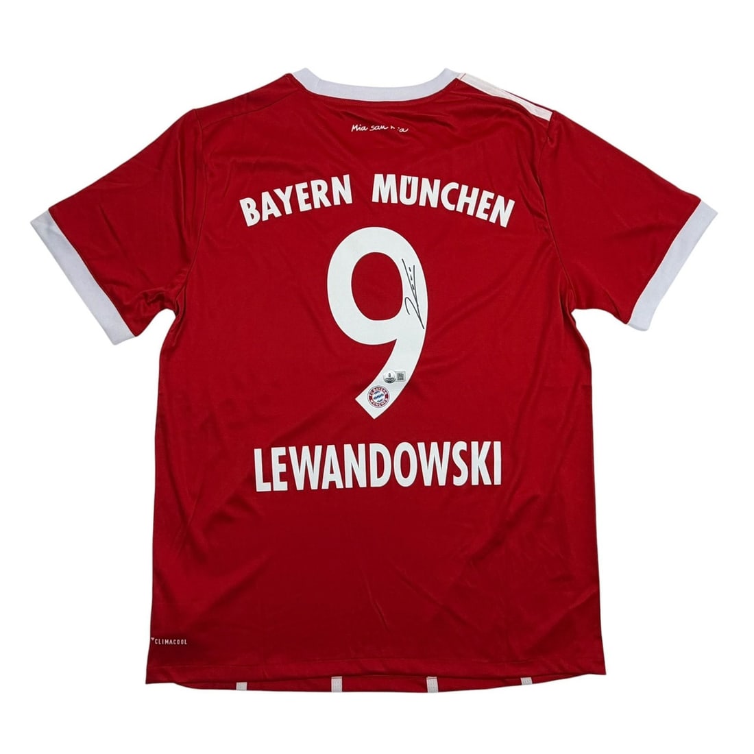 Robert Lewandowski Bayern Munich Red Signed Jersey Beckett BAS COA: Robert Lewandowski Bayern Munich Red Signed Jersey Beckett BAS COA This pre-owned Bayern Munich red jersey is autographed by renowned soccer player Robert Lewandowski. The jersey is made from a blend 