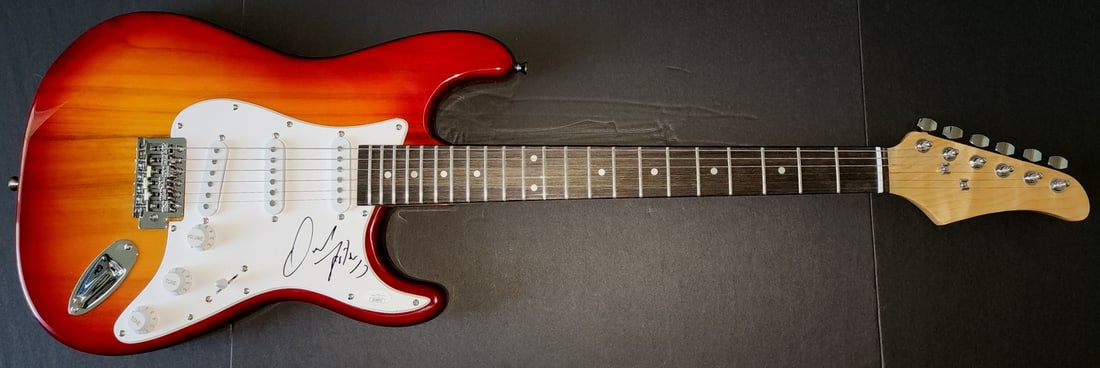 David Foster Autographed Electric Guitar JSA Certified Authentic: David Foster Autographed Electric Guitar JSA Certified Authentic This stunning electric guitar is autographed by the renowned musician David Foster, making it a prized collectible for any music enthus