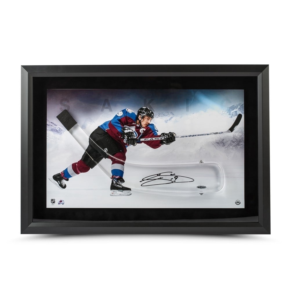 Joe Sakic Autographed 17x25 Framed Photo Colorado Avalanche: Joe Sakic Autographed 17x25 Framed Photo Colorado Avalanche This striking 17x25 framed photograph features Joe Sakic, the legendary player from the Colorado Avalanche. The photo is beautifully present