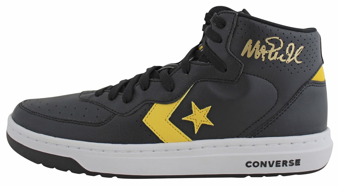 Magic Johnson Signed Left Converse Weapon Shoe Beckett Authenticated Lakers: Magic Johnson Signed Left Converse Weapon Shoe Beckett Authenticated Lakers This autographed left black Converse Weapon shoe has been personally signed by Magic Johnson of the Los Angeles Lakers. The 