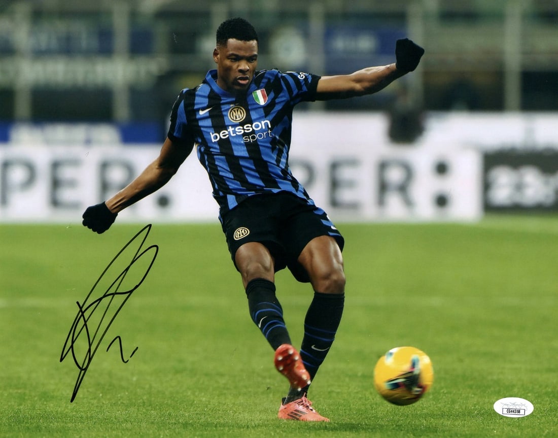 Denzel Dumfries Signed 11X14 Photo Inter Milan JSA Authenticated: Denzel Dumfries Signed 11X14 Photo Inter Milan JSA Authenticated This is an original, autographed 11X14 photo of Denzel Dumfries, showcasing him in action as a member of Inter Milan. The photograph ha