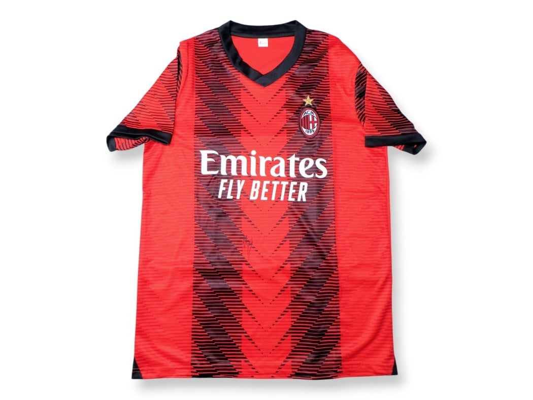 Noah Okafor Signed AC Milan Soccer Jersey Beckett Authenticated: Noah Okafor Signed AC Milan Soccer Jersey Beckett Authenticated This is an authentic, pre-owned soccer jersey signed by Noah Okafor, a player of AC Milan. This jersey, size L, features his autograph, 