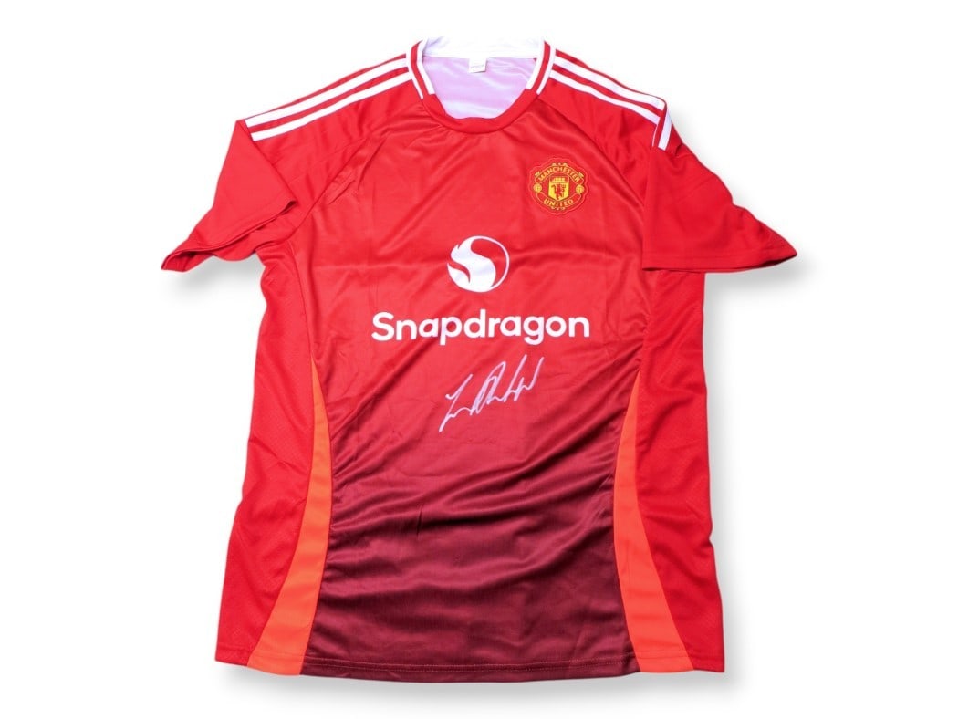 Marcus Rashford Autographed Manchester United Jersey XL Beckett Authenticated: Marcus Rashford Autographed Manchester United Jersey XL Beckett Authenticated This is a pre-owned, authentic Manchester United jersey signed by star player Marcus Rashford. The jersey is a size XL and