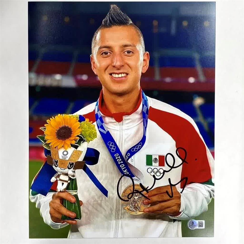 11x14 Mexico Soccer Photo Signed by Roberto Alvarado Beckett Authenticated: 11x14 Mexico Soccer Photo Signed by Roberto Alvarado Beckett Authenticated This is an original 11x14 photo signed by Roberto Alvarado from the Mexico 2020 Tokyo Olympics soccer team. The autograph has