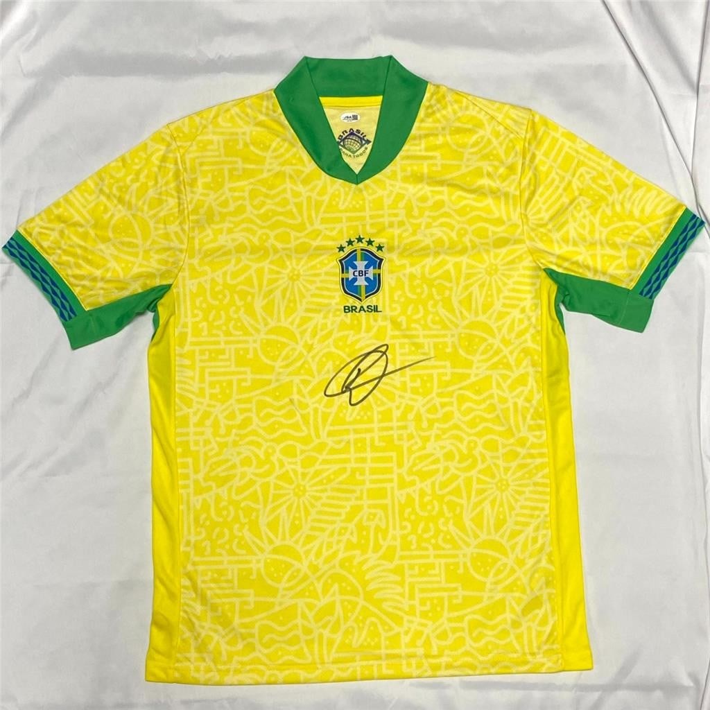 Brazil soccer jersey signed by Raphinha JSA authenticated: Brazil soccer jersey signed by Raphinha JSA authenticated This is a pre-owned Brazil national team jersey signed by Raphinha, who plays for FC Barcelona. The autograph is authenticated by James Spence