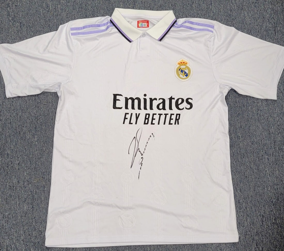 Karim Benzema Signed Real Madrid Jersey XL Beckett Authenticated: Karim Benzema Signed Real Madrid Jersey XL Beckett Authenticated Own a piece of soccer history with this original, pre-owned Real Madrid jersey signed by Karim Benzema. This authentic item is verified