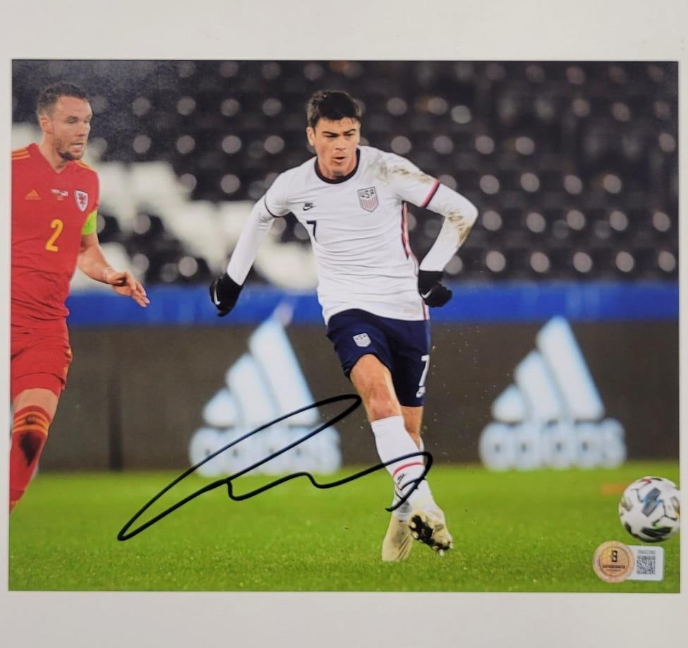 Giovanni Reyna Signed USMNT 8x10 Photo Beckett Authenticated: Giovanni Reyna Signed USMNT 8x10 Photo Beckett Authenticated This is an original 8x10 photo featuring Giovanni Gio Reyna, signed by the player himself. The photo represents the US Men's National Team 