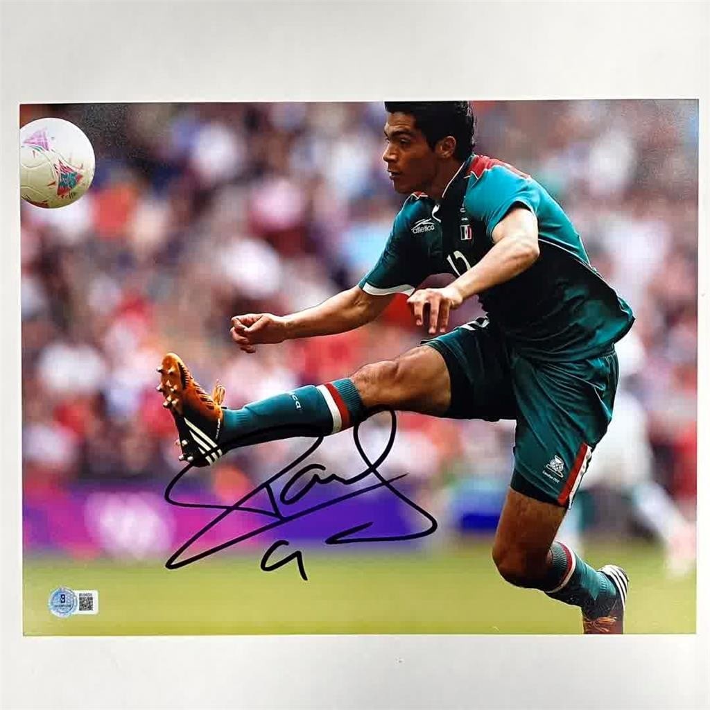 Autographed 11x14 Team Mexico Photo by Raul Jimenez with Beckett BAS COA: Autographed 11x14 Team Mexico Photo by Raul Jimenez with Beckett BAS COA This is an original 11x14 photograph featuring Raul Jimenez, autographed and authenticated by Beckett Authentication Services (